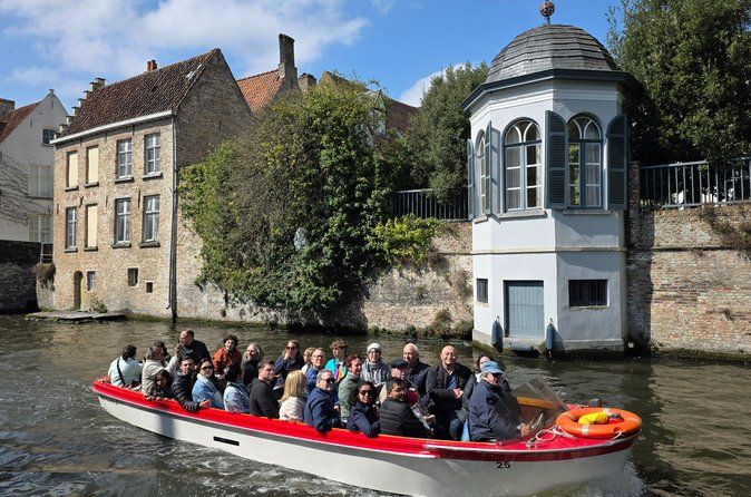 Boat trip, guided walk and chocolate