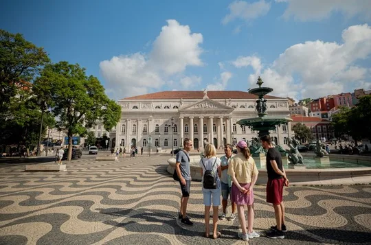 Lisbon city tour on history, culture and current topics