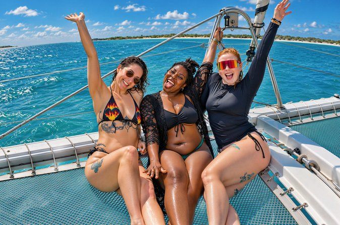 Deluxe Catamaran Tour to Isla Mujeres, Drinks, Snorkeling, Buffet