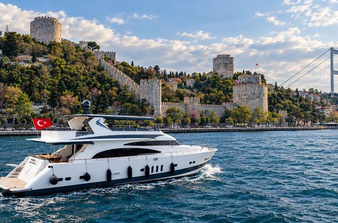 Crociera in yacht sul Bosforo a Istanbul con guida e sosta nella parte asiatica.