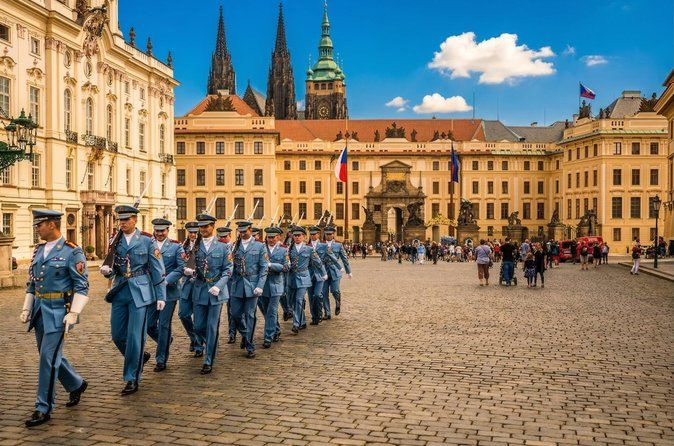 Prague: 1-Hour Castle Tour With Fast-GET Admission Ticket