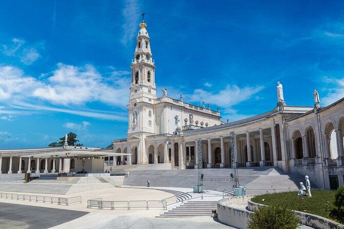 Fátima, Nazaré & Óbidos Private Full-Day Tour from Lisbon
