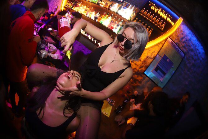 Istanbul Party Pub Crawl with Party Bus in Sultanahmet and Taksim