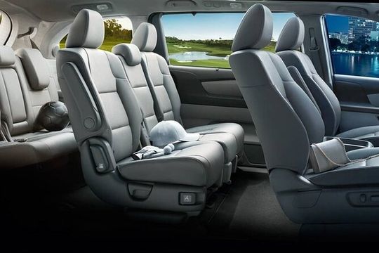 Honolulu Airport & Waikiki Hotels Private Transfer by Minivan (up to 5 people)