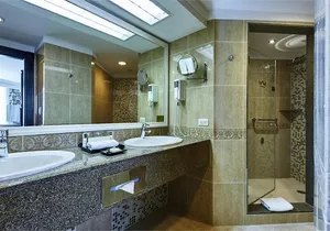 Round trip Airport (LPIA) to Atlantis, Comfort Suites, Warrick, Harbourside, RIU