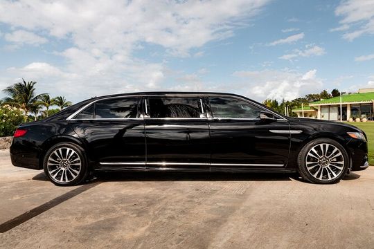 Lincoln Strecth Limousine with Wi Fi on board