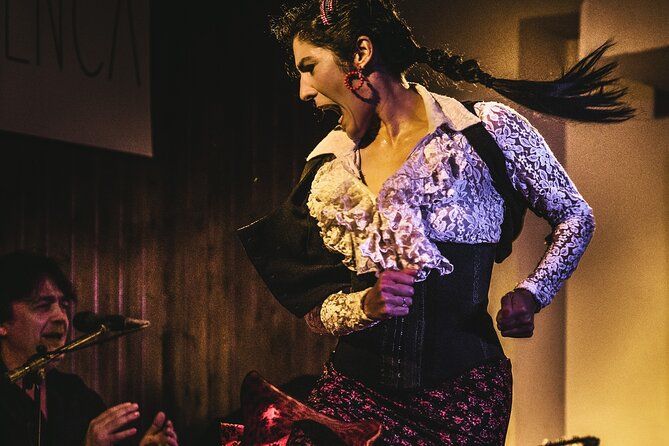 Madrid: Local Flamenco Show with Tapas at El Cortijo