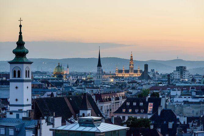 Private Scenic Transfer from Budapest to Vienna with 4h of Sightseeing