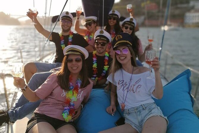 Porto: Single Party on a charming sailboat with welcome drink