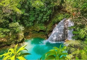 Half- Day Tour of Dunn's River Falls and Blue Hole in Ocho Rios