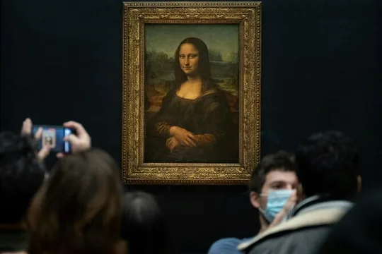 German Guided Tour of the Louvre with Skip-the-Line Entry