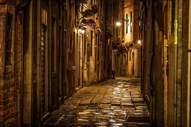Guided Walking Tour to The Haunted Paths of Venice + Ebook