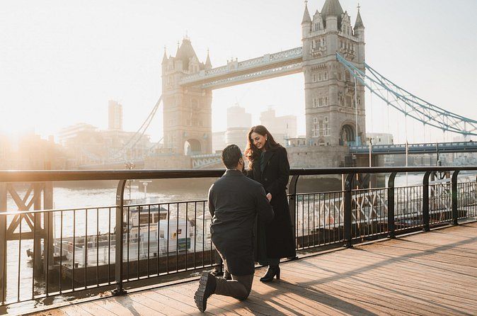 Iconic London Portraits Tour with Expert Local Photographer