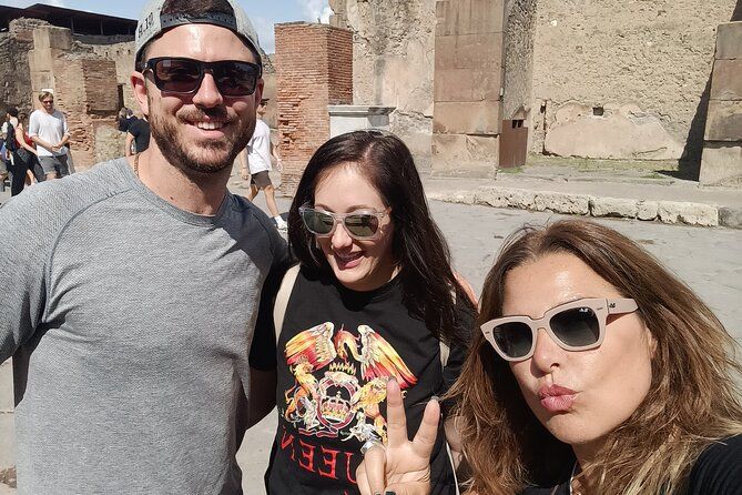 Naples to Pompeii or Herculaneum guided tour and Back