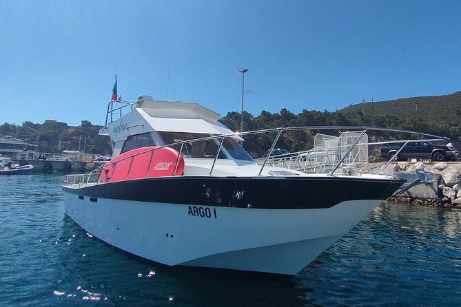 Sesimbra: Private Yacht tour in Arrábida Secret Beaches and Bays