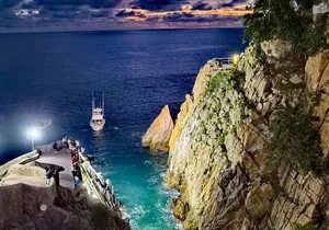Acapulco Shore Excursion: Cliff Divers at Night