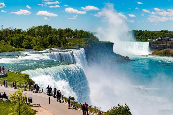 Niagara Falls, Toronto, Philadelphia, DC 5-Day Tour from NYC