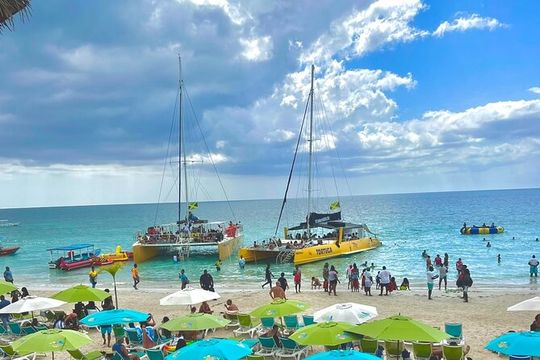 7 Mile Beach Party Catamaran Cruise with Snorkeling & Ricks Cafe