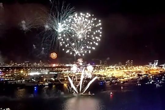 Miami: Fireworks Viewing Cruise - Includes Beverages