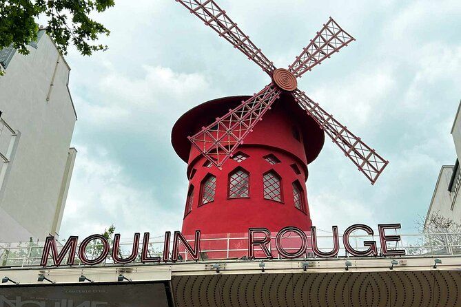 Private Round-Trip Transfer from Paris Hotels to Moulin Rouge