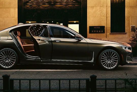 Luxury Sedan Departure from Manhattan to LaGuardia Airport LGA