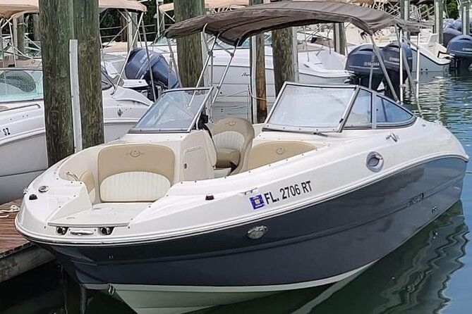 24 Ft Miami Bay: Private Boat, Gas Included, 6 people, Captained