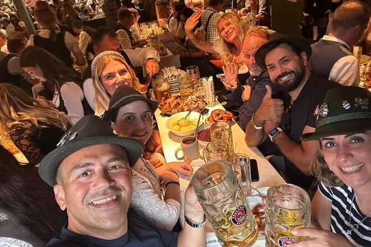 Oktoberfest Munich: Lunch/Dinner seat reserv. big beer tent