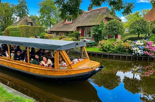From Amsterdam to Giethoorn Day Trip & Guided Canal Cruise