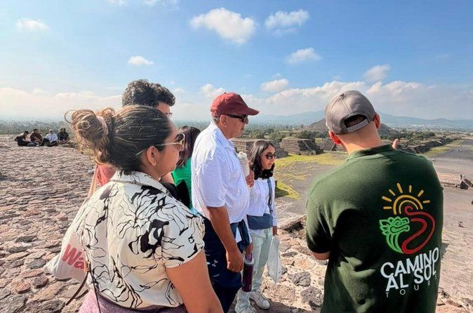Tour in Teotihuacán + Basilica, Cave and Family Artisan Workshop