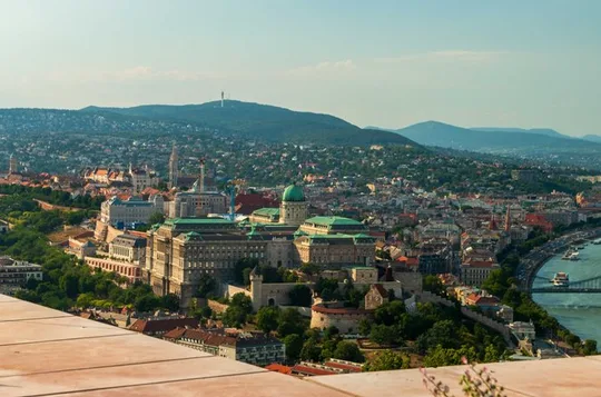 4 hours long private minivan tour in Budapest
