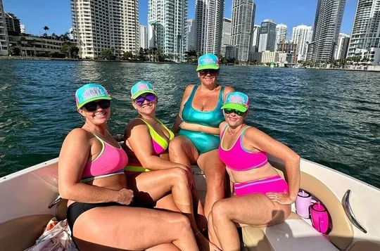 24 Ft Miami Bay: Private Boat, Gas Included, 6 people, Captained