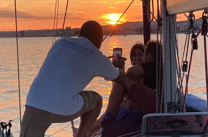 Lisbon Private Romantic 2h Cruise with sparkling wine-Day/Sunset