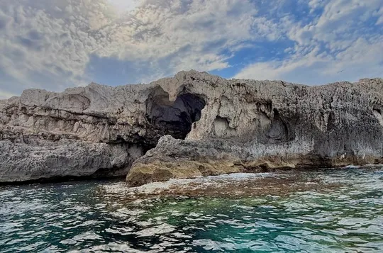Ortigia Island and Sea Caves Boat Tour with Prosecco