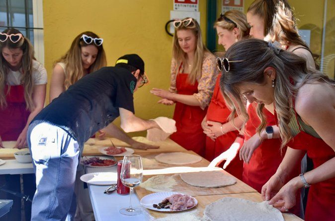 Premium Pizza Making Class at a Pizzeria in Como