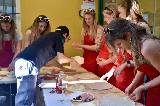 Premium Pizza Making Class at a Pizzeria in Como