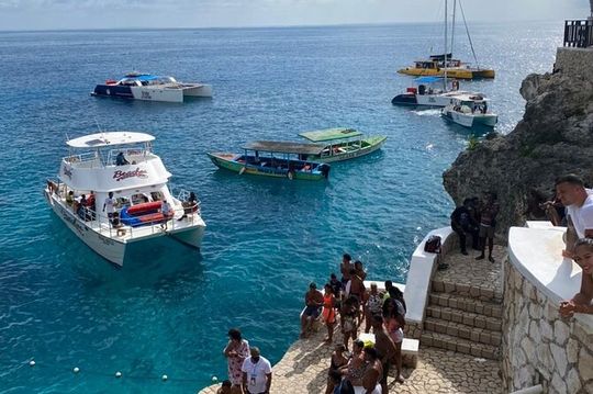 Bluehole and Rick's Cafe Combo Tour from Montego Bay Resorts