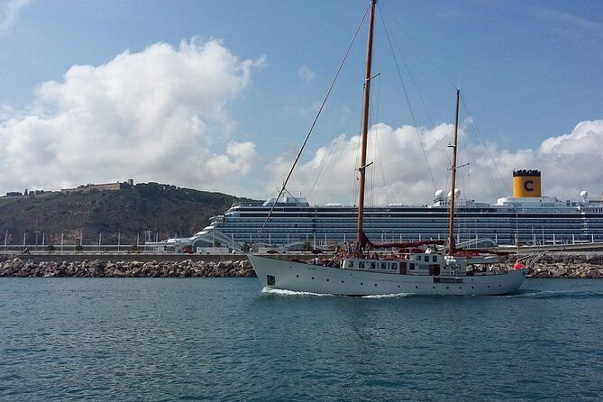 Barcelona: Skyline sailing tour with music and drink