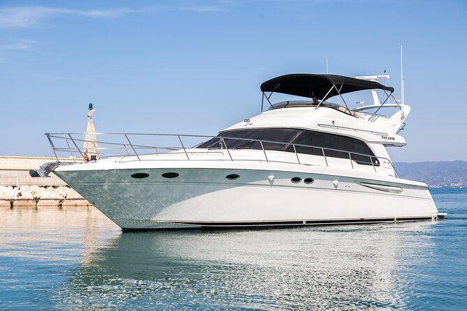 Private Charter on the Luxurious Sea Ray 52 Flybridge(Max 20 pax)
