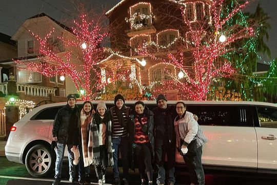NYC Christmas Lights Tour by Limousine (Manhattan/ Dyker Heights)