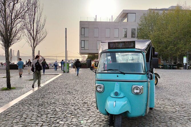 Private Tuk Tuk Tour 1h30 to Lisbon