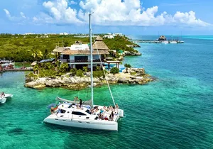 Cancun Catamaran: Isla Mujeres, Snorkeling, Drinks & Buffet Lunch