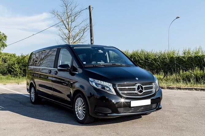 Arrival Private Transfer from Prague Airport PRG to Prague City in Car/Van