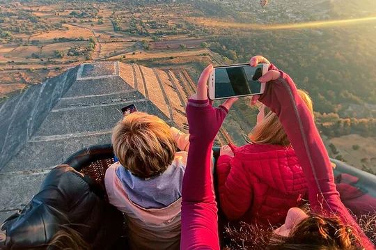 Hot Air Balloon Rides in Teotihuacan with Breakfast