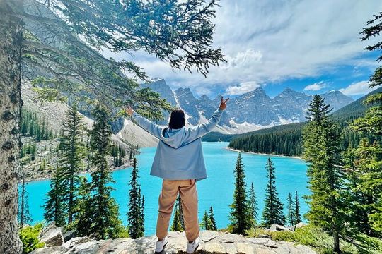 Calgary/Canmore/Banff: Moraine Lake & Lake Louise Return Shuttle