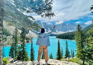Calgary/Canmore/Banff: Moraine Lake & Lake Louise Return Shuttle