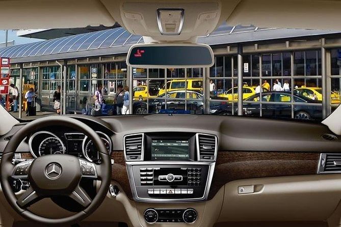 Private Departure Transfer: Central Prague to Vaclav Havel Airport