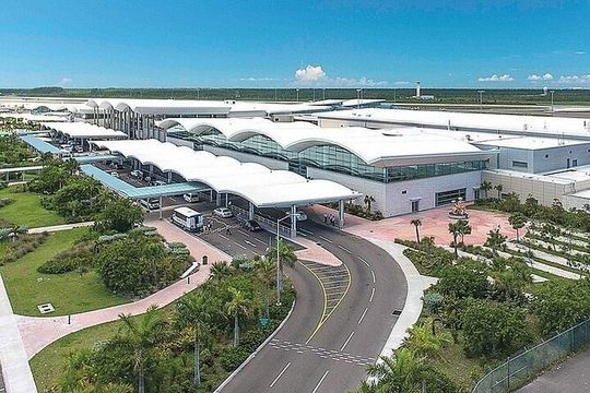 Private Roundtrip Sedan Airport Transfer to Palm Cay