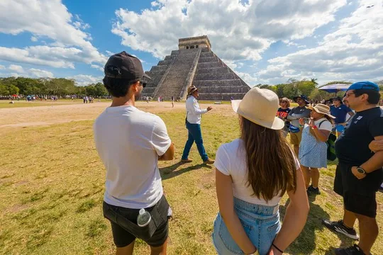 Guided Tour to Chichén Itzá with Cenote, Lunch, and Transportation