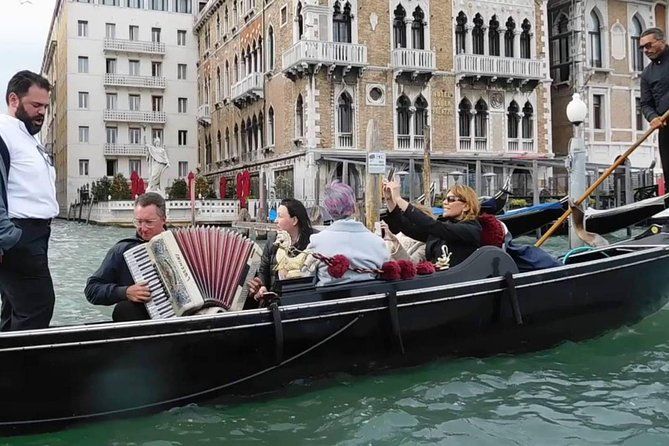 Venice Private Gondola Ride: Enjoy a Serenade on the Canals