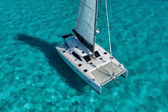 Cancun: Private Catamaran with Open Bar & Snorkeling Option